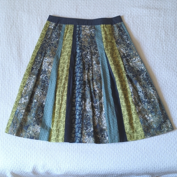 Womens Sz 4 Asymmetrical Pleated Skirt with Fun Floral Patterns - Picture 2 of 5